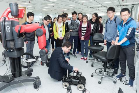  HKUST professors host interdisciplinary learning activities on campus which allow students to learn about the latest research and development in various areas.