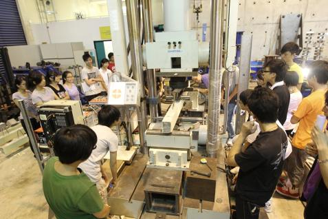  Summer Institute's students conducting experiments in HKUST's civil engineering laboratory.