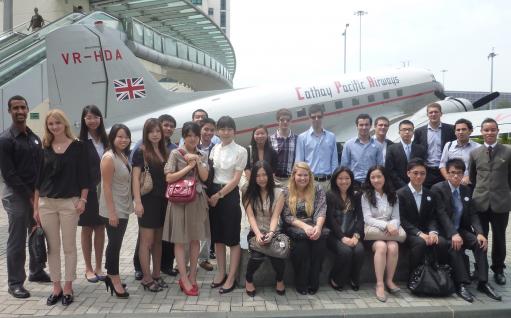  与会学生参观国泰航空公司。