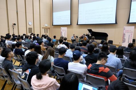  科大学生、教职员及公众于公开排练中，参与并见证著名作曲家及演奏家于作曲及修改曲目时的互动过程。