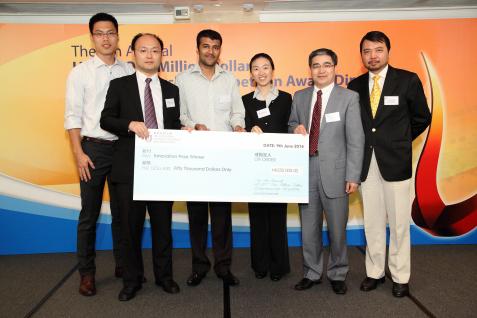  化学工程及生物分子工程学系主任陈国华教授（右二）代表工学院向Centric-Tech (HK) Ltd颁发「创新奖」。
