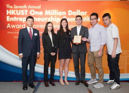  Deputy Chief Executive Officer Mr. Yang Long from GF Securities presented the award to the members of Clare.AI.