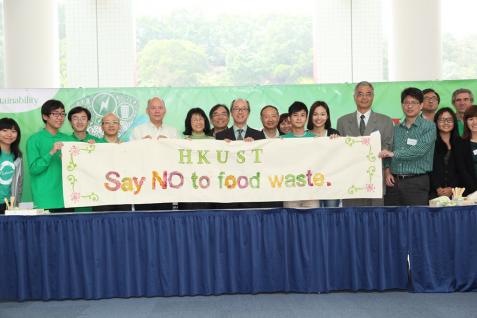  President Prof Tony F Chan and Provost Prof Wei Shyy joined by student, faculty and staff representatives using eco-friendly paints to trace the theme of the Environment Week 'Say No to Food Waste'.