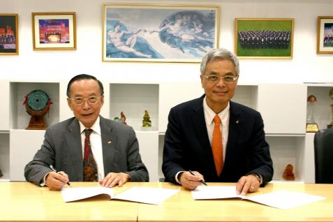  HKUST President Prof. Wei SHYY (right) and Dr. Otto POON sign the donation agreement
