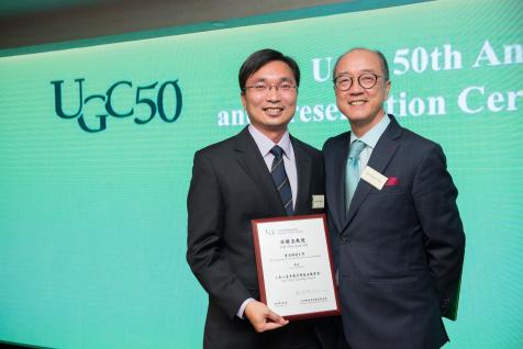  HKUST President Tony Chan (right) congratulating Prof Woo on winning the award
