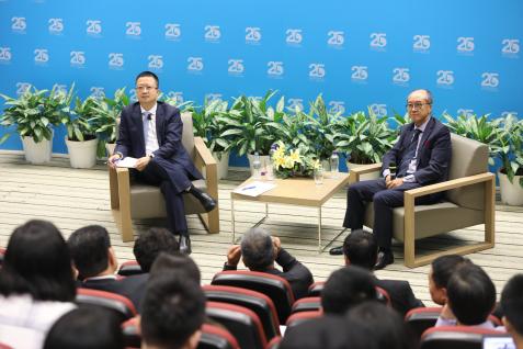  Mr Xinjun Liang (Left) and HKUST President Prof Tony F Chan