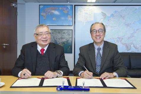  科 大 校 長 陳 繁 昌 教 授 ( 右 ) 與 奧 數 香 港 委 員 會 有 限 公 司 董 事 岑 嘉 評 教 授 簽 署 備 忘 錄 舉 辦 第 57 屆 國 際 數 學 年 賽 。