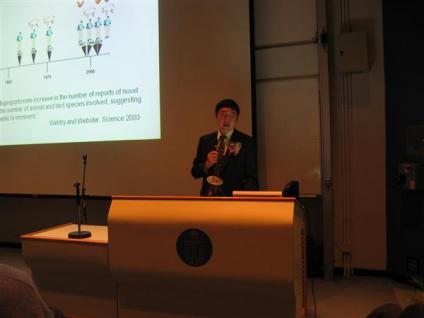  Photo 2: Academic talk delivered by professor Joseph Jao-yiu Sung