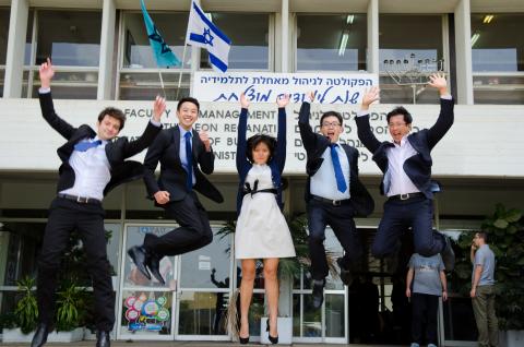  科大隊伍在以色列特拉維夫大學舉行的Sofaer 國際案例比賽奪冠，在當地與他們的導師周吉田教授 (右一)合照慶祝。