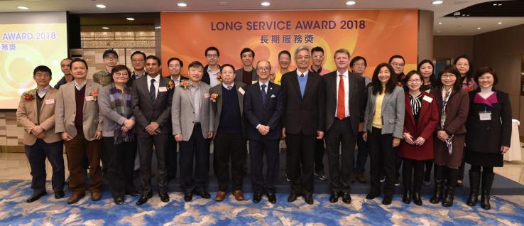  校長陳繁昌教授(前排左七)及其他大學管理層與一眾獲得長期服務獎的教職員合照。