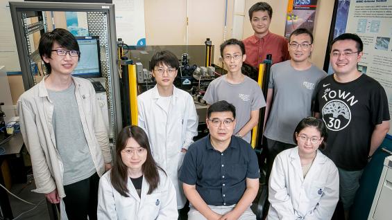 科大電子與計算機工程學系陳敬教授（前排正中）及其研究團隊成員。