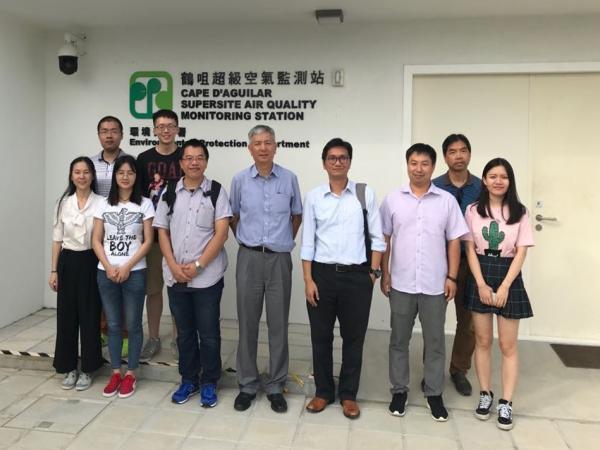 王哲教授（右三）與合作研究學者在環保署的超級空氣監測站，進行研究。圖片攝於疫情前。