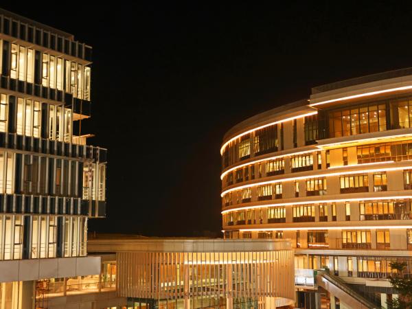 港科大（广州）核心区楼群夜景。图中建筑为学生活动中心及行政楼。