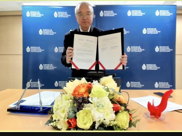 Prof. Jane FALKINGHAM, Vice-President of International and Engagement at the University of Southampton (left) and Prof. WANG Yang, Vice-President for Institutional Advancement at HKUST (right) sign an agreement to jointly launch the Dual Master’s Degree Program in Global Marine Resources Management