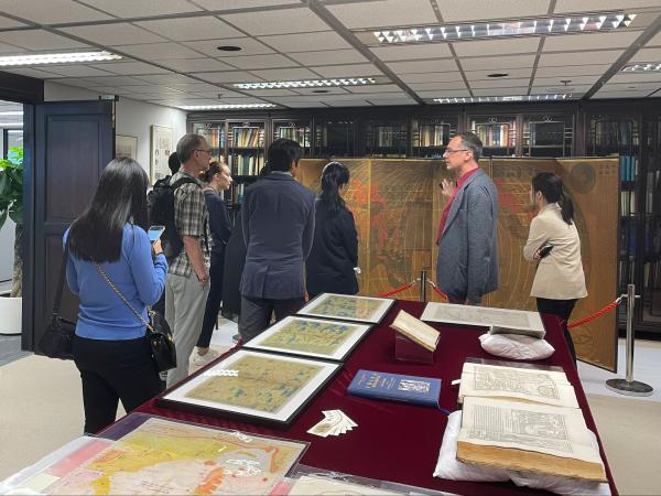 科大李兆基图书馆经理（数码学术服务及档案）柏恪义博士(右二)，介绍图书馆的古董地图收藏。