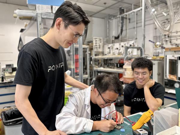Kenny OKTAVIUS, Jack Chen and Adley Prawoto working in lab