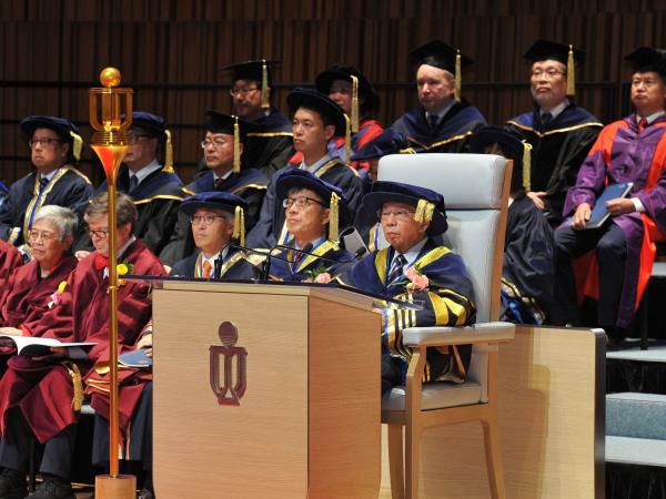 科大副監督陳祖澤博士(前排右一)為典禮擔任主禮嘉賓，並向六位傑出學者及社會領袖頒授榮譽博士。