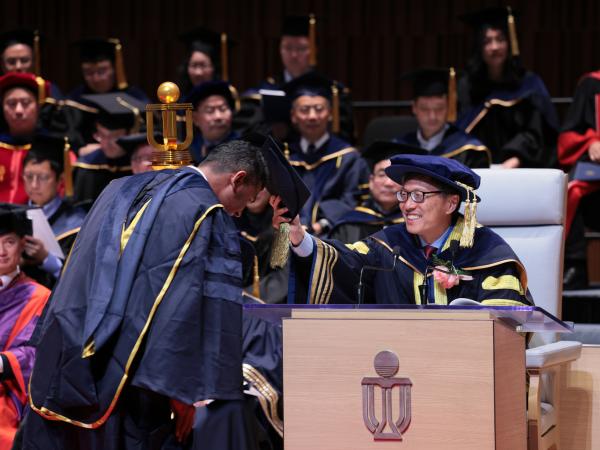 科大校董會主席沈向洋教授於典禮第二節向畢業生頒授學位。