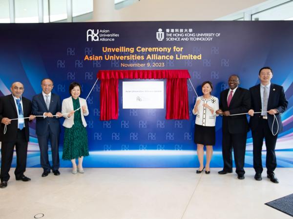Dr. the Hon Christine CHOI Yuk-lin, Secretary for Education of the Hong Kong Special Administrative Region presided over the plaque-unveiling ceremony.