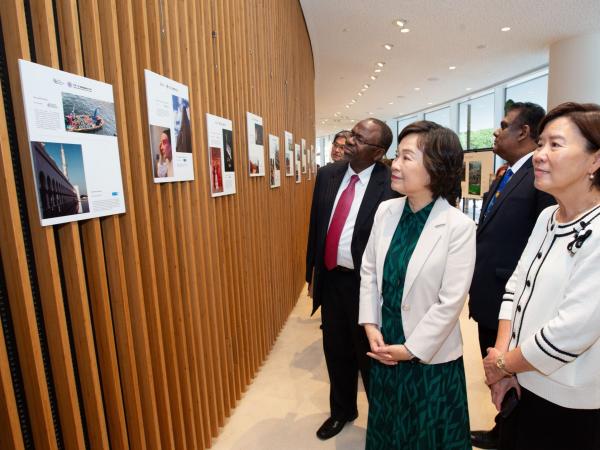Dr. the Hon Christine CHOI Yuk-lin (third from right) and HKUST president Prof. Nancy IP (first from right) visited 'The Splendor of Asian Cultural Heritage' photography exhibition.