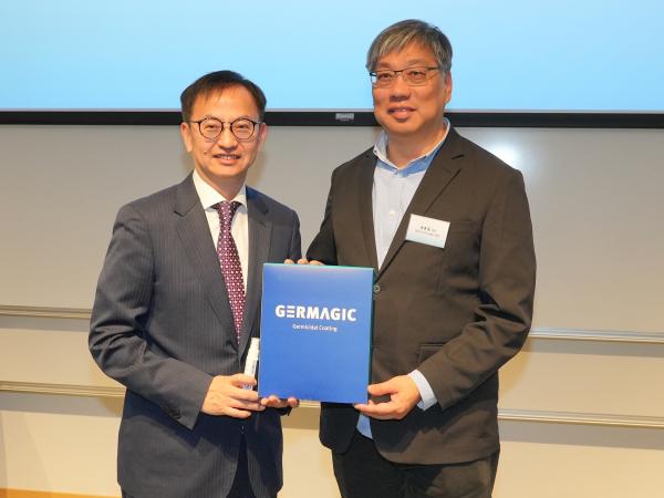鍾偉强博士（左）向中國香港體育協會暨奧林匹克委員會義務副秘書長黃寶基先生（右）致送由實驗室研發的防蟲噴霧作紀念品。