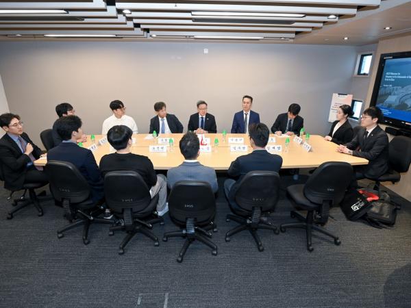 郑博士与在校的韩国学生和教职员进行了建设性的对话。