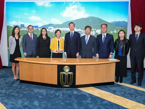 HKUST President Prof. Nancy IP (forth left) and members of the leadership took a group photo with Ambassador of the Republic of Korea to China H.E. Dr. Jae-Ho CHUNG (center) and his delegation.