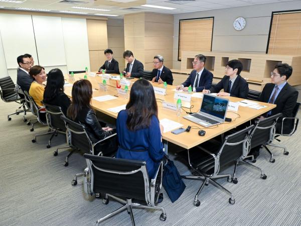 President Prof. Nancy IP and members of the leadership team engaged in a meeting with Dr. Chung and his delegation.