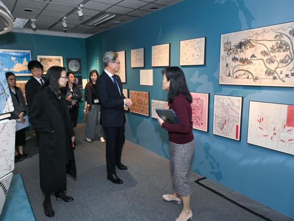 Dr. Chung (second right) and his delegation toured the state-of-the-art library.