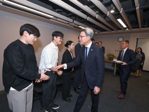 郑博士会见科大的韩国学生和教职员。