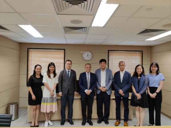 科大副校长（研究及发展）郑光廷教授（左四）会见首尔大学代表团。