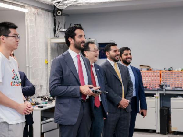 阿联酋代表团参观郑家纯机器人研究所。