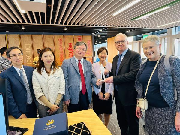 倫敦帝國學院代表團參觀香港生成式人工智能研發中心。