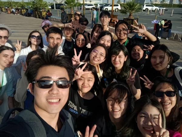 科大学生与来自亚洲不同背景和文化的学生互动和交流。