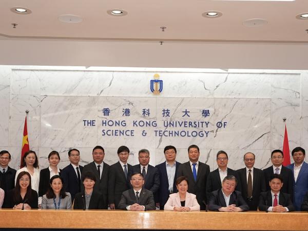 HKUST president Prof. Nancy IP (forth right, first row), Provost Prof. GUO Yike (third right, first row), Dean of HKUST Fok Ying Tung Graduate School Prof. Charles NG (second right, first row), Dean of Engineering Prof. Hong LO (nineth right, 2nd row), Dean of Business & Management Prof. TAM Kar Yan (first right, first row) and Associate Vice-President (Global Engagement & Communications) Ms. Daisy CHAN (forth right, second row) had productive discussions with the Secretary of the CPC Committee of Tongji Un