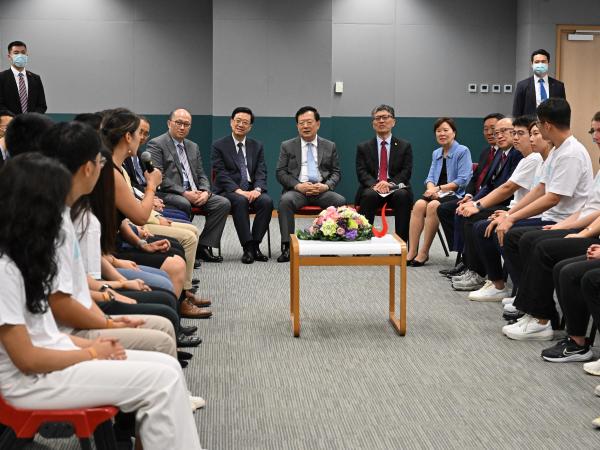 Director XIA Baolong and his delegation had an exchange session with representatives of teaching staff and students.