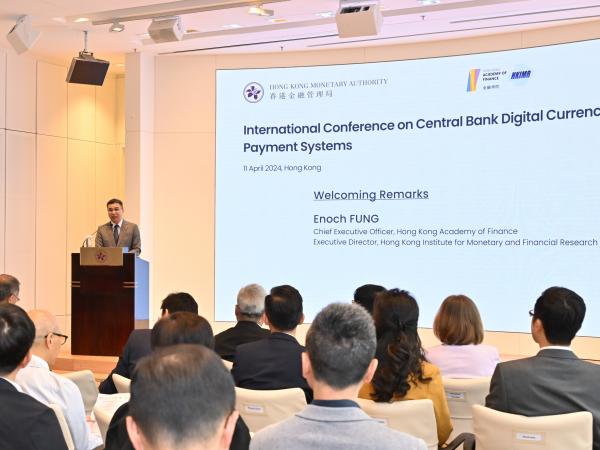 金融学院行政总裁及香港货币及金融研究中心执行主任冯殷诺先生于会上致欢迎词。