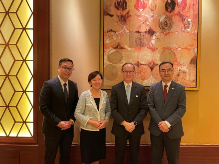 HKUST President Prof. Nancy IP (second left) and Associate Vice-President Dr. KIM Shin Cheul (first right) met with Singapore Consul General Mr. ONG Siew Gay (second right) at a luncheon hosted by C.G. ONG to discuss strengthening collaboration between Singapore and HKUST in innovation and technology.